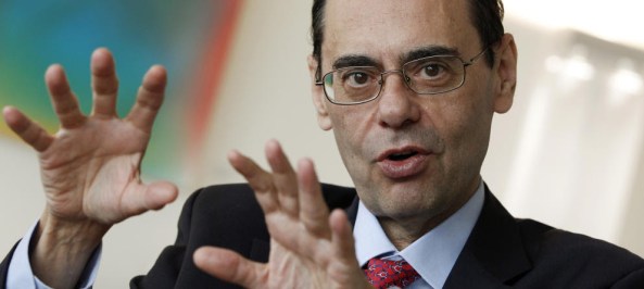 UN ESPAÑOL CANTA AL MUNOD