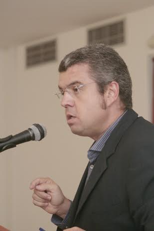 LEOPOLDO BERNABEU, CON MICRO