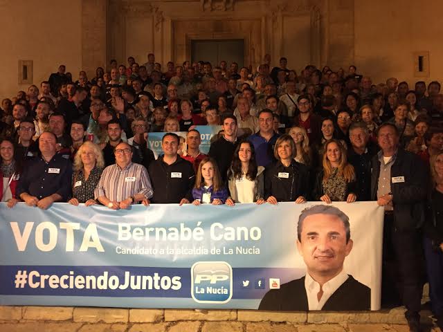 LA NUCIA.-PEGADA CARTELES