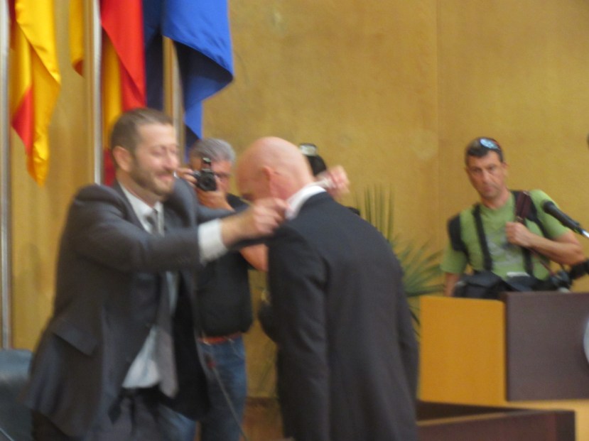 PLENO 13-6-.- ARTURO CABRILLO-IMPONIENOLE MEDALLA