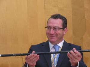 PLENO 13-6.-TONI CON LA VARA DE MANDO