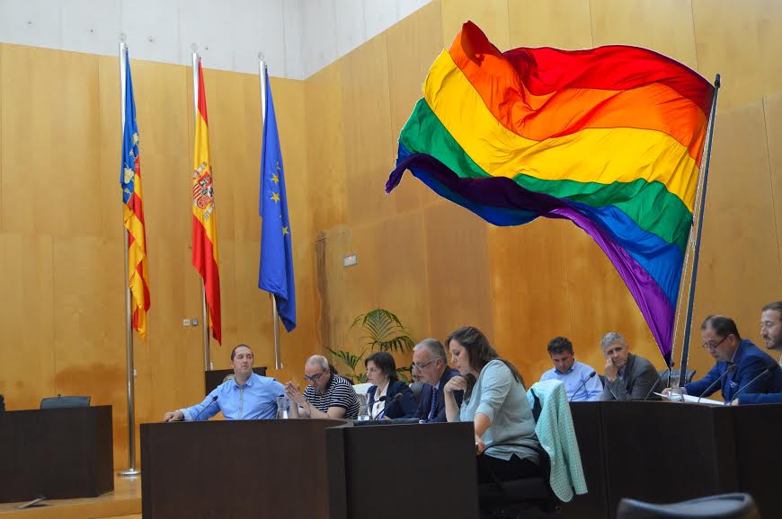 bandera gay en salon pleno