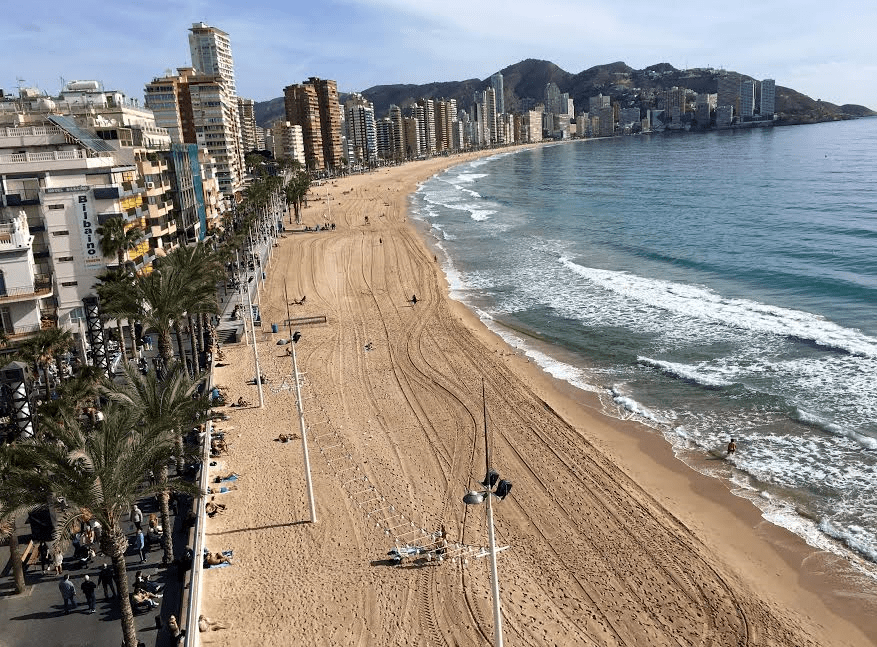 Benidorm.-   Se pone a punto las playas para la primera gran cita turística del&nbsp;año