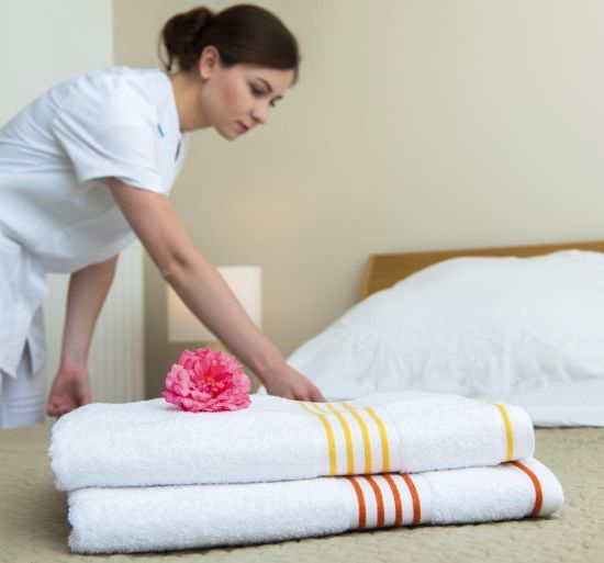 TRABAJADORA HOTEL-2-23