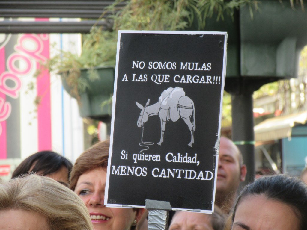 BENIDORM.- CERCA DE 400 CAMARERAS Y LIMPIADORAS DE HOTELES «LAS KELLY» EN LA PLATA&nbsp;TRIANGULAR