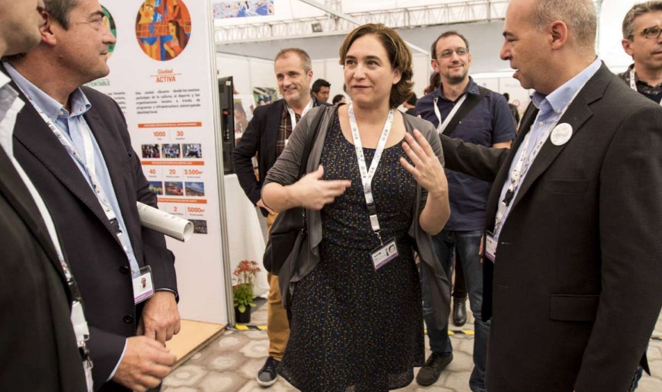 EL CIRCO NACIONAL.- LA ALCALDE DE BARCELO SE LLEVA 22 AMIGOS A&nbsp;«AMERICA»