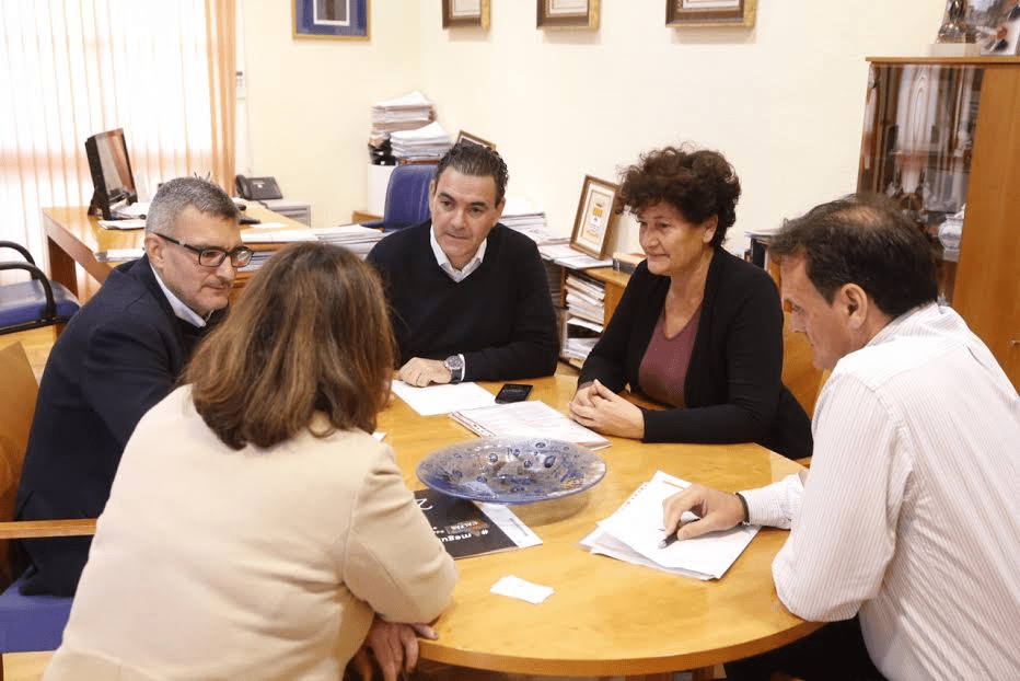 L’Alfàs del Pi y FGV mantienen una reunión de trabajo para estudiar las mejoras en el trenet a su paso por el&nbsp;municipio