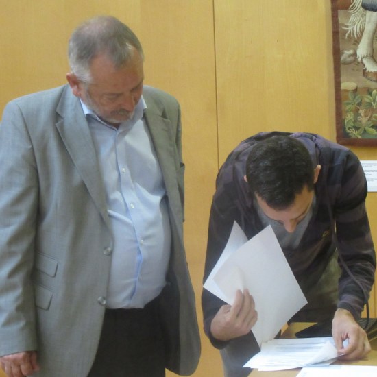 tobar-dando-detalles-al-secretario-2