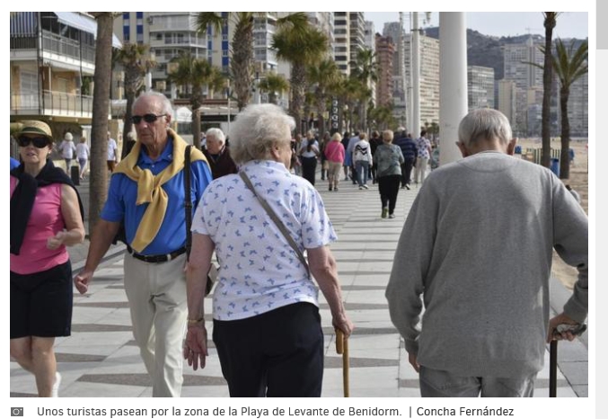 turistas-playa-levante