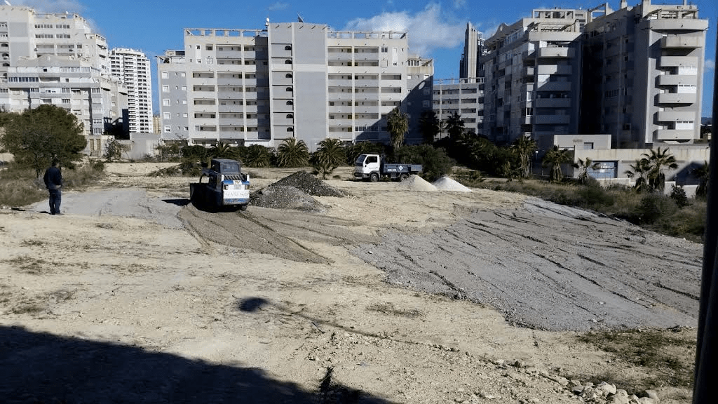 LA VILA.- EN LA CALA SE MEJORA LA VIDA DE LOS PERROS Y SE OLVIDAN LA SEGUIRIDAD DE LOS&nbsp;NIÑOS