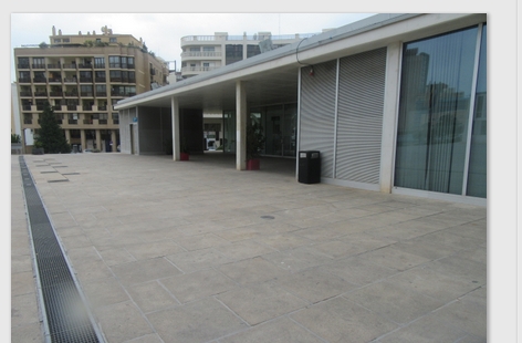 Benidorm.- EN LA PLAZA DEL AYUNTAMIENTO NO HAY DONDE PODER SENTARSE&nbsp;UNO