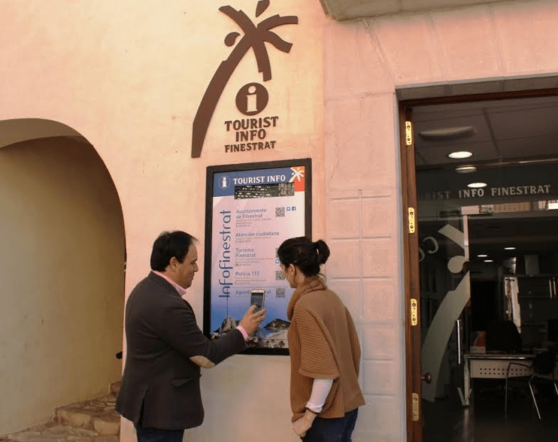 FINESTRAT LANZA UN SISTEMA PIONERO DE INFORMACIÓN A VECINOS Y TURISTAS CON LA INSTALACIÓN DE PUNTOS “INFOFINESTRAT” EN LOS LUGARES DE MÁS PASO DE LA&nbsp;LOCALIDAD