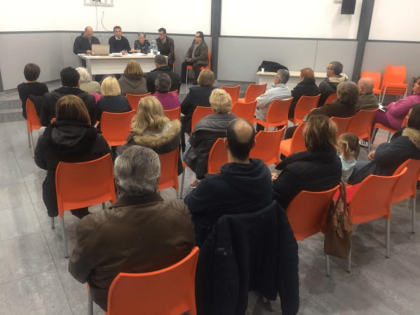 LA NUCIA.- EL ALCALDE CON LOS VECINOS DEL&nbsp;PINAR