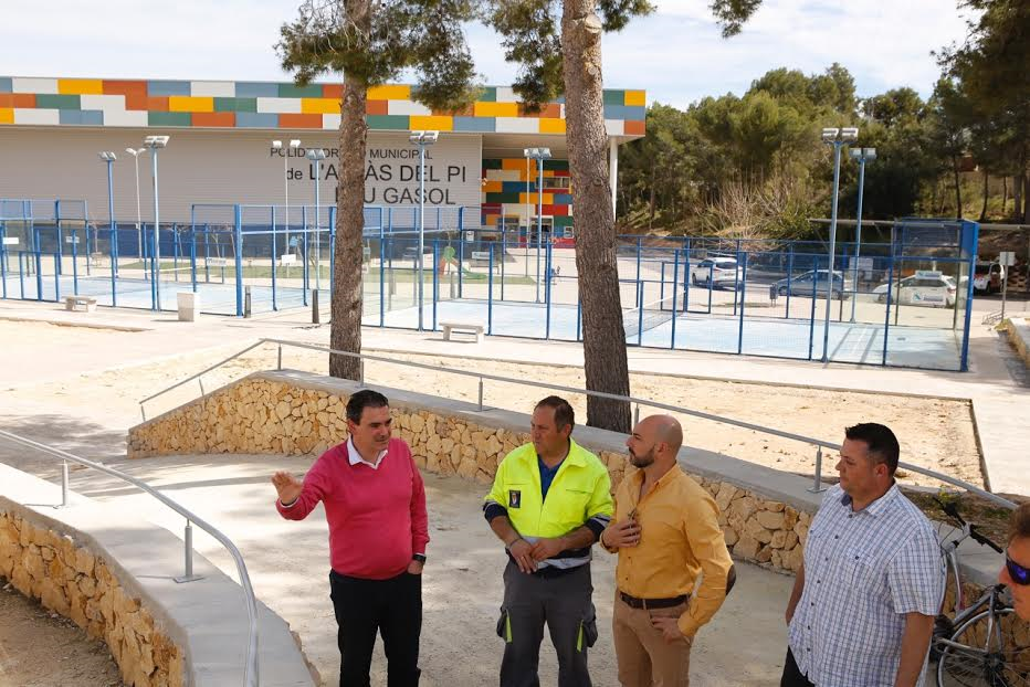 L’ALFAS.- Arques y Morant supervisan las últimas obras de mejora del polideportivo&nbsp;municipal