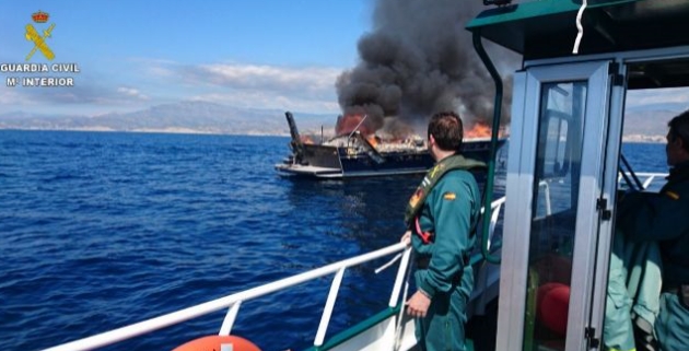 VILLAJOYOSA.- ARDE UNA EMBARCACIÓN EN SU&nbsp;COSTA