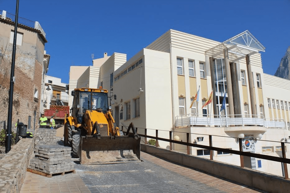 FINESTRAT.-LAS OBRAS EN LA BAJADA AL PÁRKING SIGUEN A BUEN RITMO Y FINALIZARÁN LA PRÓXIMA&nbsp;SEMANA