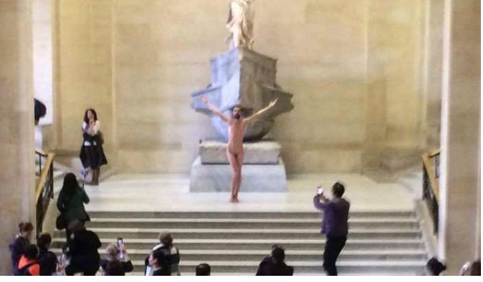 EL CIRCO NACIONAL.- UN CATALAN SE&nbsp;DESNUDA