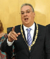 BENIDORM.- EL ALCALDE UNTRADERECHISTA LOCAL AÚN NO HA DADO CUENTA DE SU VIAJE A MENIZALES