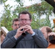 BENIDORM. TONI QUIERE SEGUIR CHUPANDO DE LA&nbsp;TETA