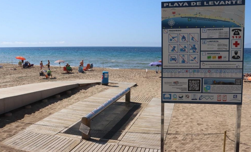 Benidorm instalará sensores en buena parte de los lavapies de las playas para evitar que se accionen&nbsp;manualmente