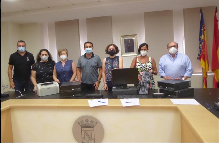 El Ayuntamiento de La Nucía dona ordenadores a las&nbsp;AMPAS