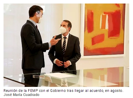 Pedro Sánchez, con la mascarilla colgando en la sesión de control...