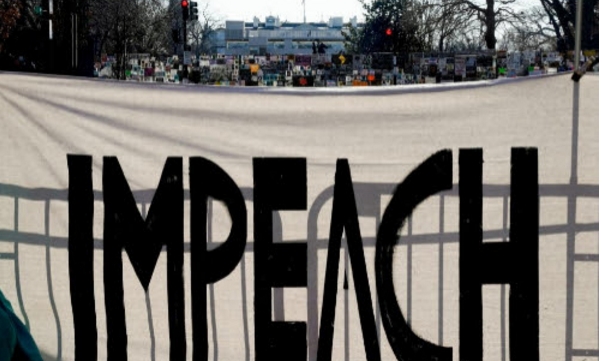 La Cámara de Representantes abre el camino a la destitución de Trump. La mala relación entre éste y Mike Pence explotó los últimos días.