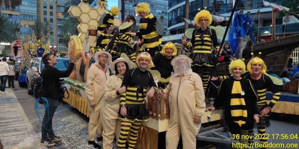 En Benidorm, preparación del desfile de carrozas de las fiestas&nbsp;populares