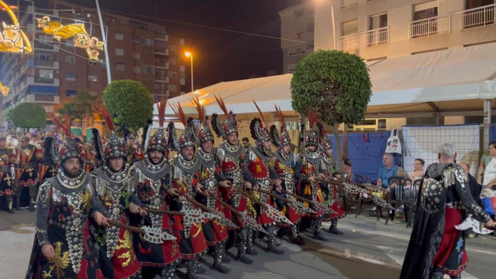 Exitoso desfile de cristianos en las fiestas patronales de Moros y Cristianos en Villajoyosa,&nbsp;2023