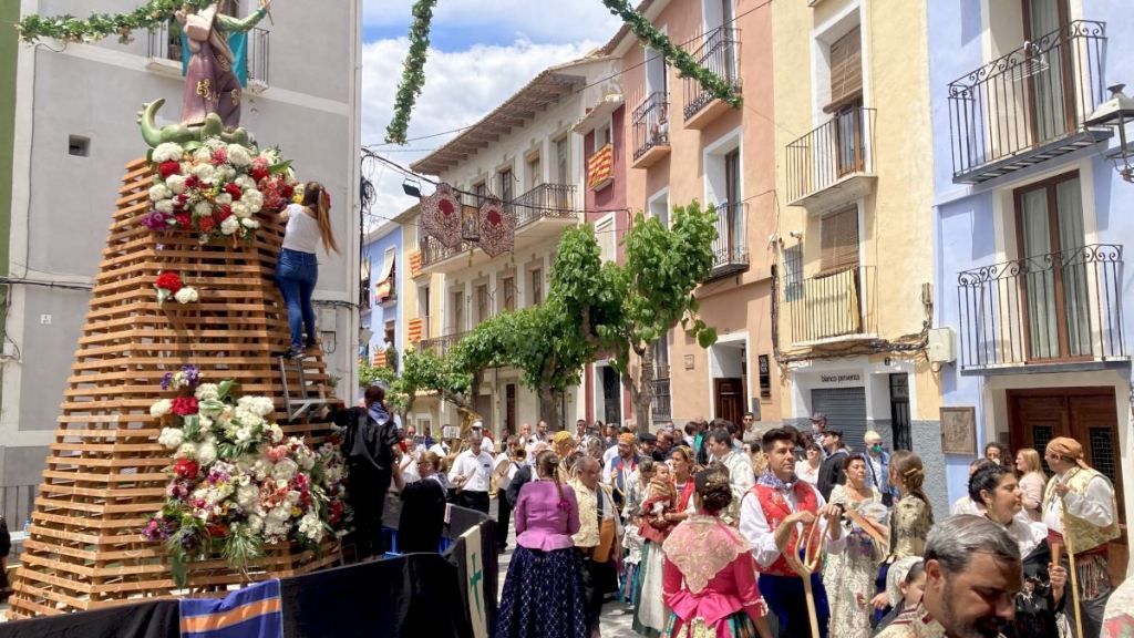 VILLAJOYOSA OFRENDA DE FLORES POR LAS LAGRIMAS DE SANTA&nbsp;MARTA